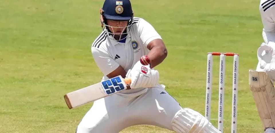 Jugador de cricket bateando en un partido al aire libre