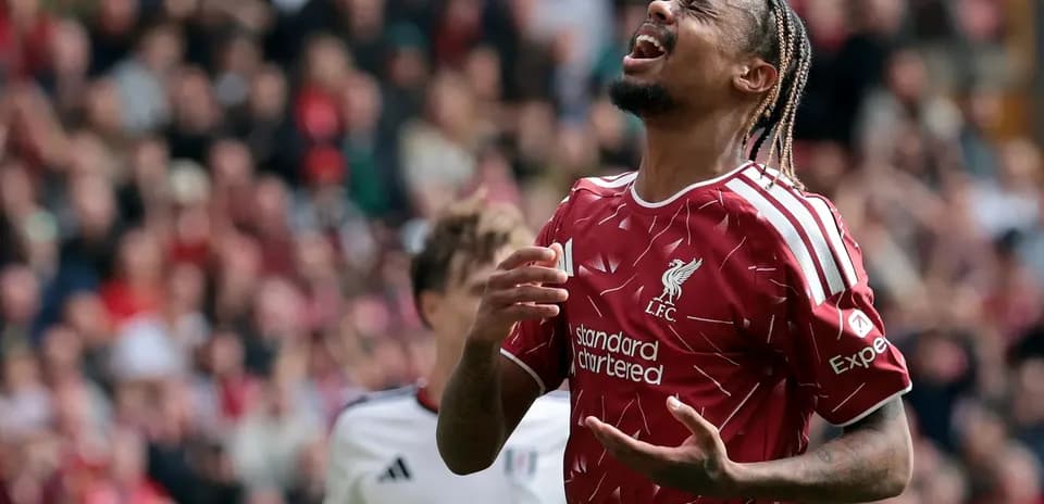 Jugador de Liverpool lamentándose durante el partido