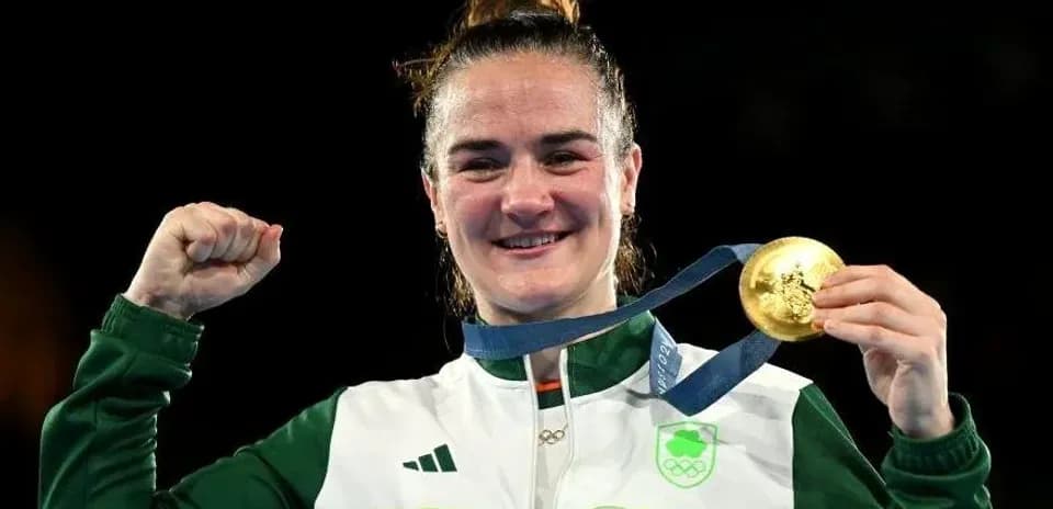 Atleta irlandesa mostrando medalla de oro