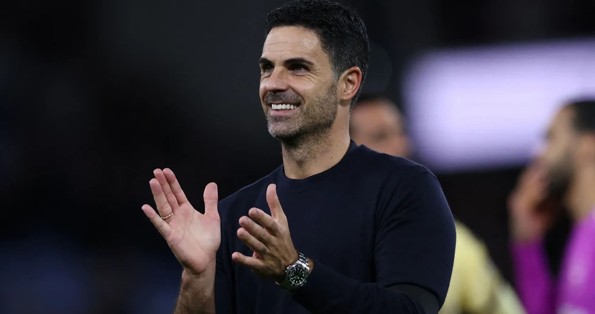Entrenador aplaudiendo en el banquillo