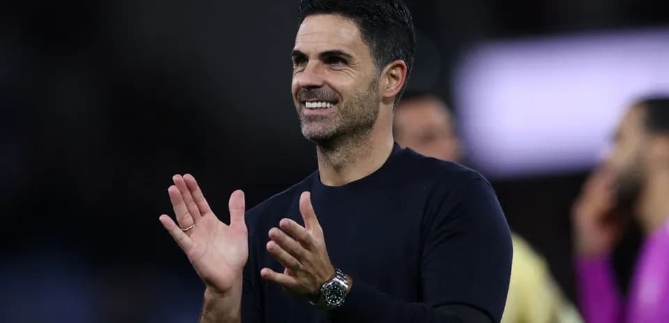 Entrenador aplaudiendo en el banquillo