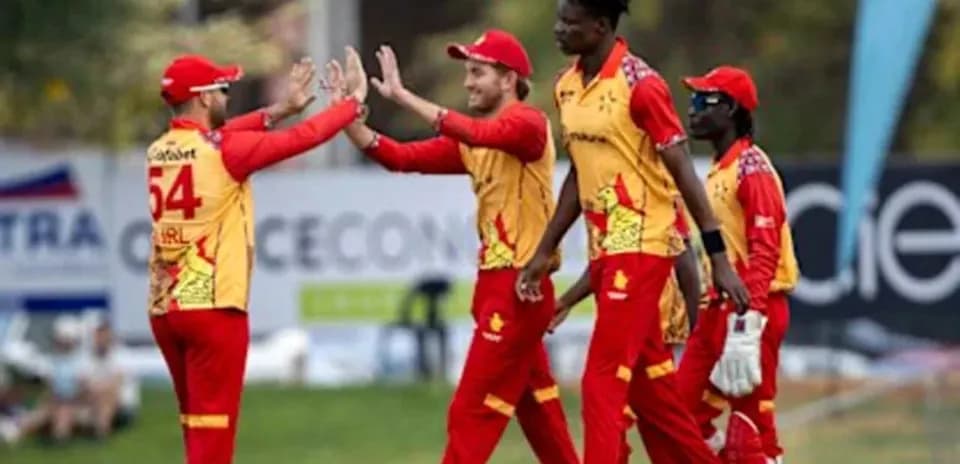 Jugadores de cricket celebrando un wicket durante el partido