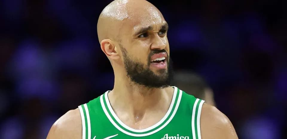 Jugador de baloncesto con camiseta verde en acción
