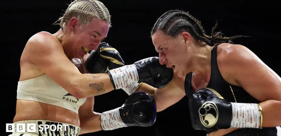Boxeadoras intercambiando golpes en el ring