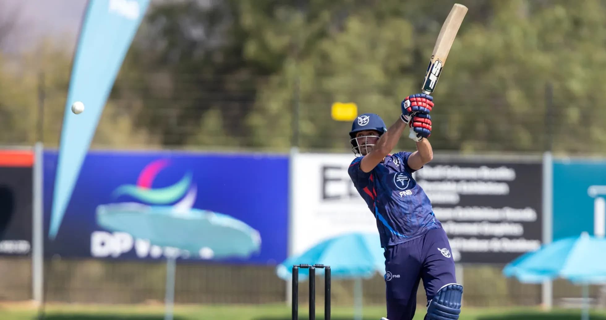 Jugador bateando durante una práctica de cricket