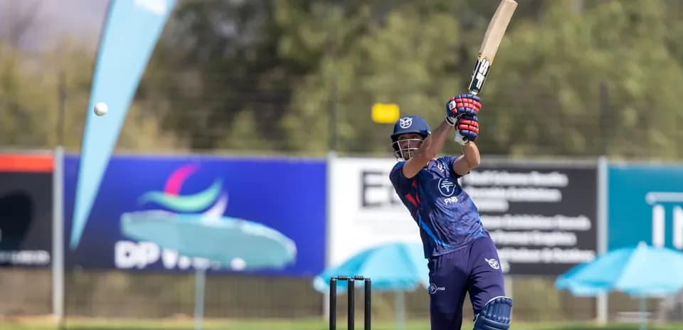 Jugador bateando durante una práctica de cricket