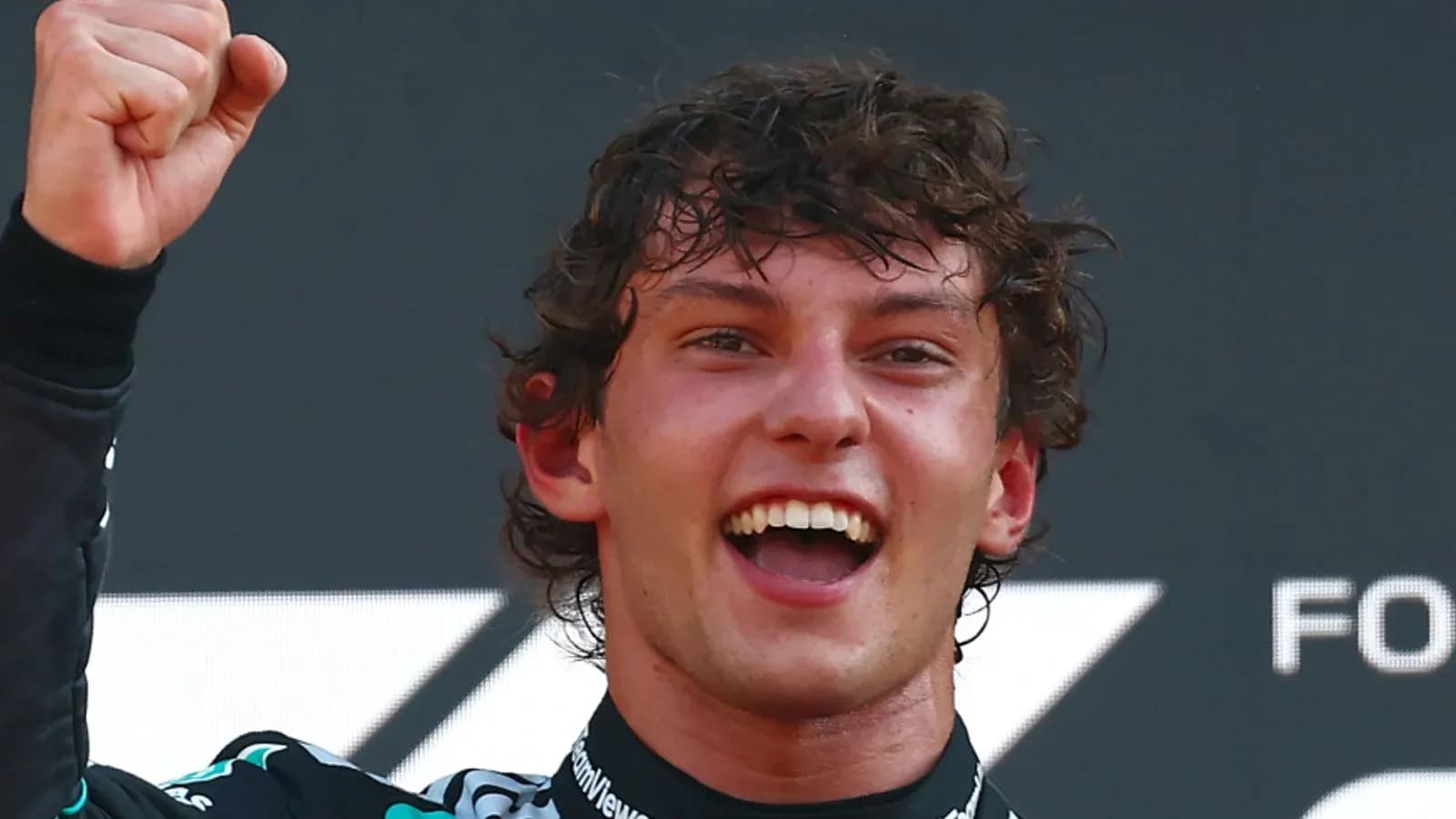 Piloto celebrando en el podio tras la carrera
