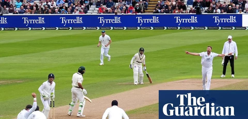 Jugadores de cricket en acción durante un partido