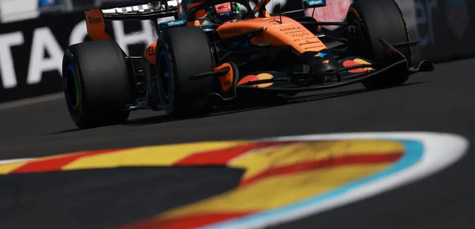 Coche de Fórmula 1 en la pista durante carrera