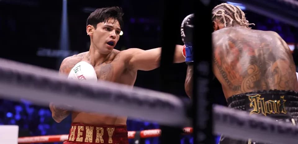 Boxeador lanzando un golpe durante pelea en ring