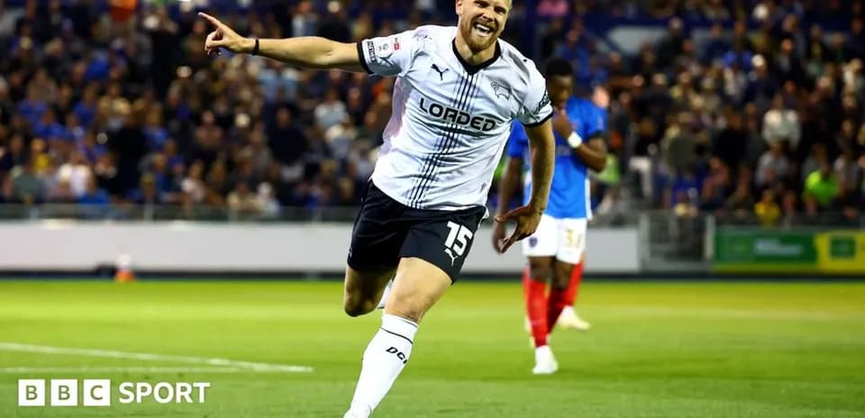 Jugador celebrando un gol en el campo de fútbol
