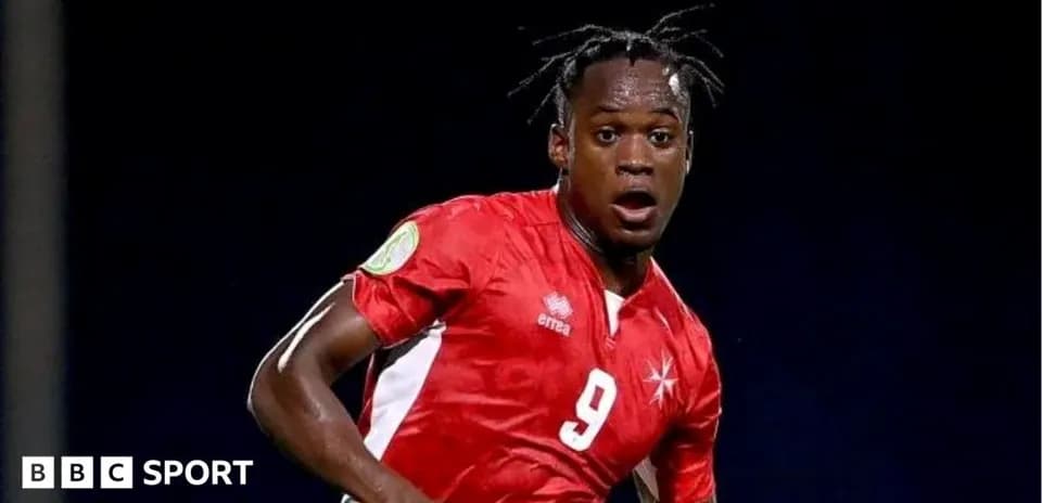 Jugador corriendo con camiseta roja en el campo