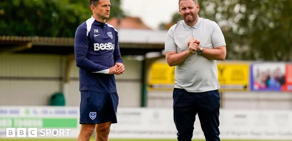 Entrenador y jugador conversando en el campo