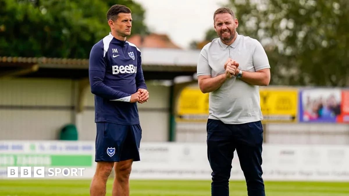 Entrenador y jugador conversando en el campo