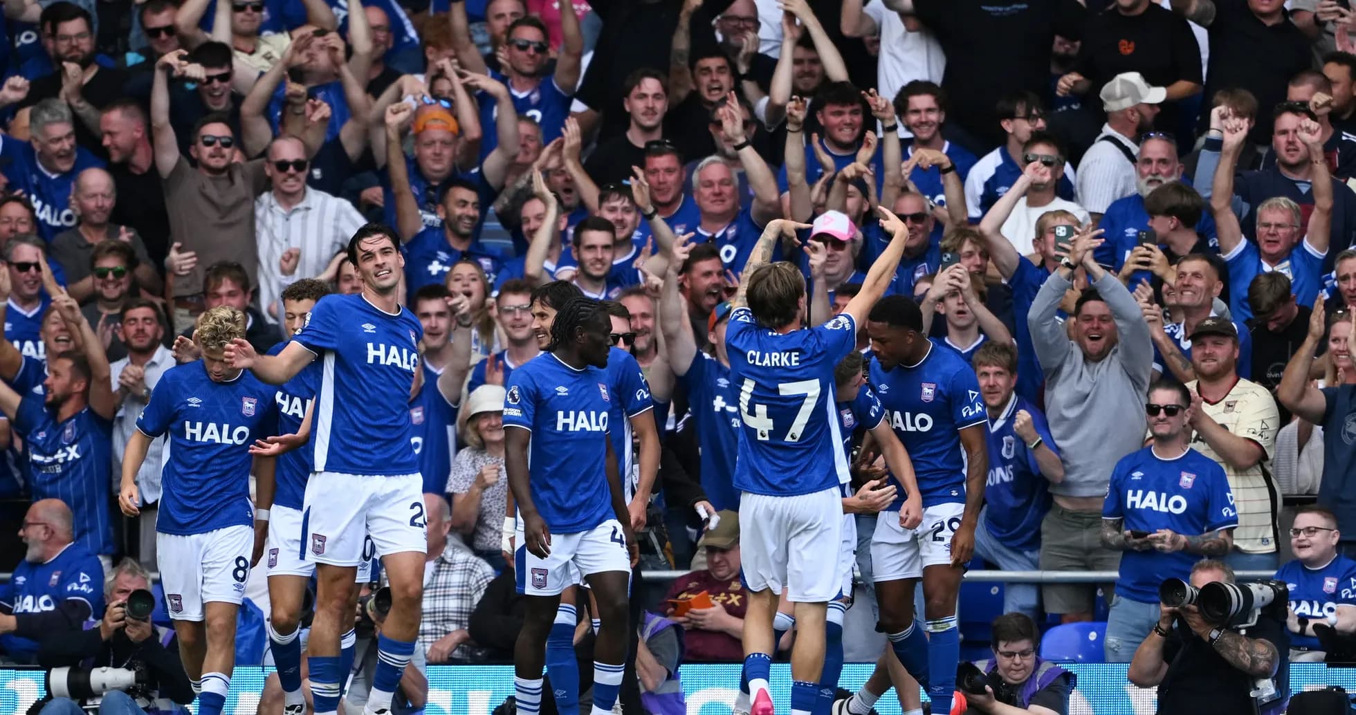 Jugadores de Ipswich celebrando un gol