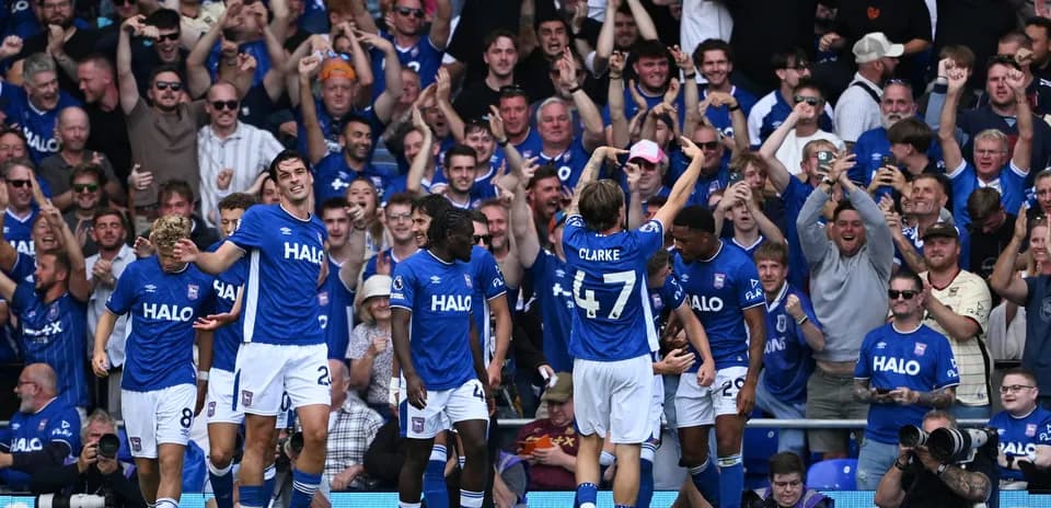 Jugadores de Ipswich celebrando un gol