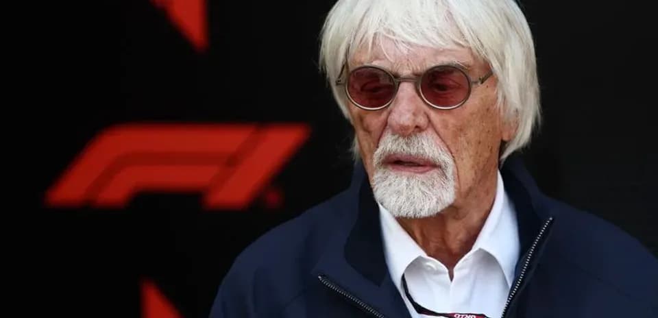 Hombre con gafas en evento de Fórmula 1
