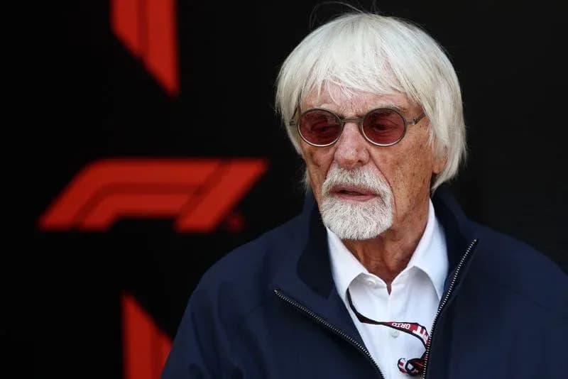 Hombre con gafas en evento de Fórmula 1