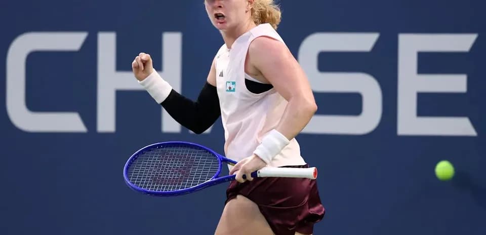 Jugadora celebrando un punto en partido de tenis