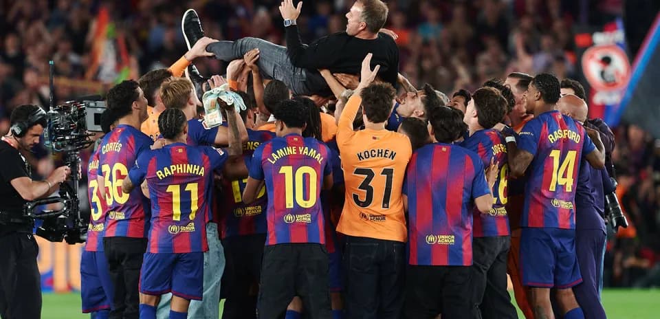 Equipo del FC Barcelona celebrando con el entrenador