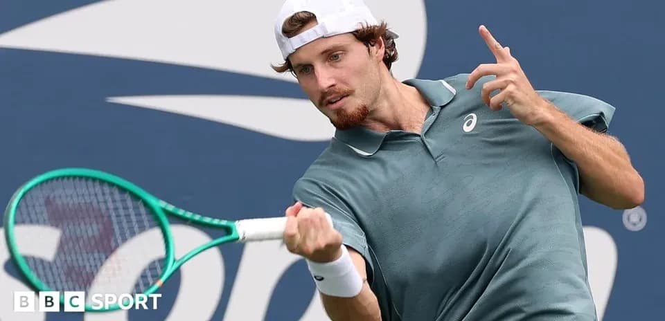 Jugador de tenis golpeando la pelota en la cancha