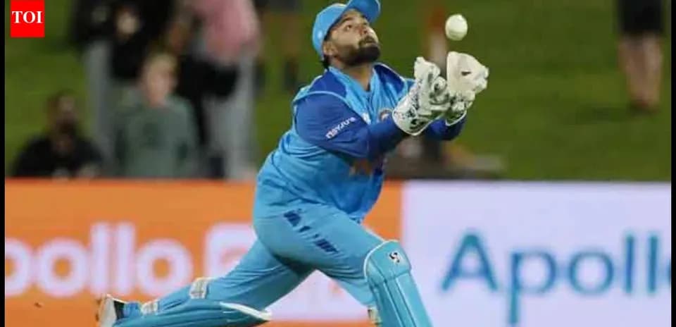 Jugador de cricket atrapando la pelota en el aire
