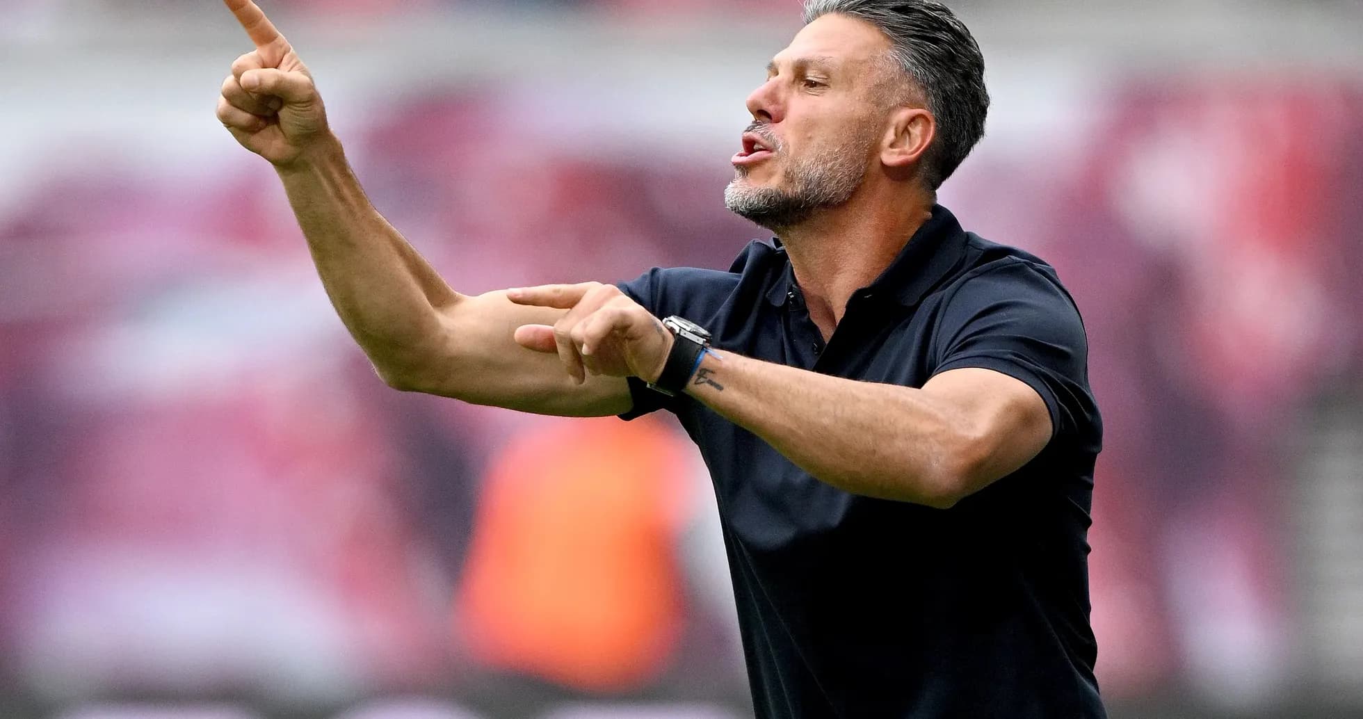 Entrenador dando instrucciones durante el partido