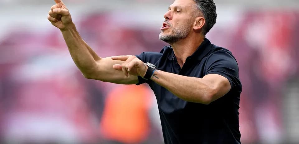 Entrenador dando instrucciones durante el partido