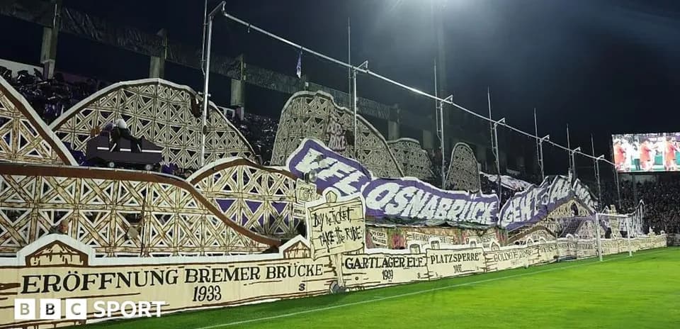 Banderas y tifos en el estadio durante el partido