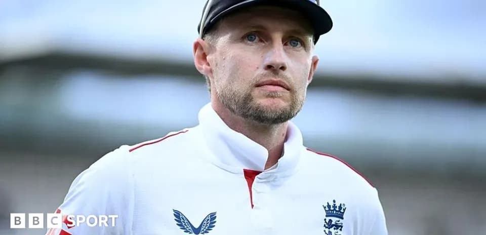 Jugador de cricket con uniforme de Inglaterra en el campo