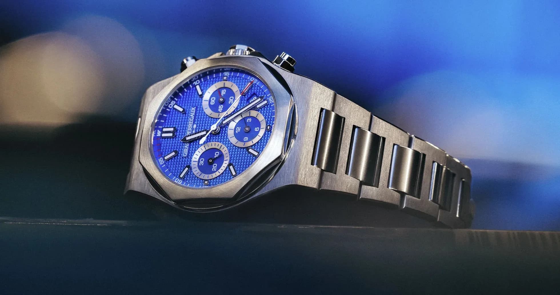 Reloj deportivo con esfera azul y correa metálica