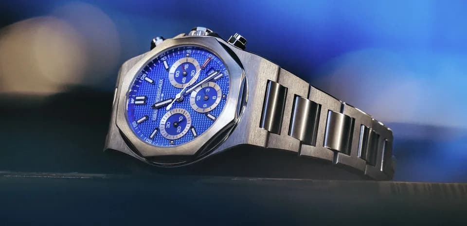 Reloj deportivo con esfera azul y correa metálica