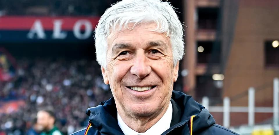 Entrenador sonriente antes del partido en el estadio
