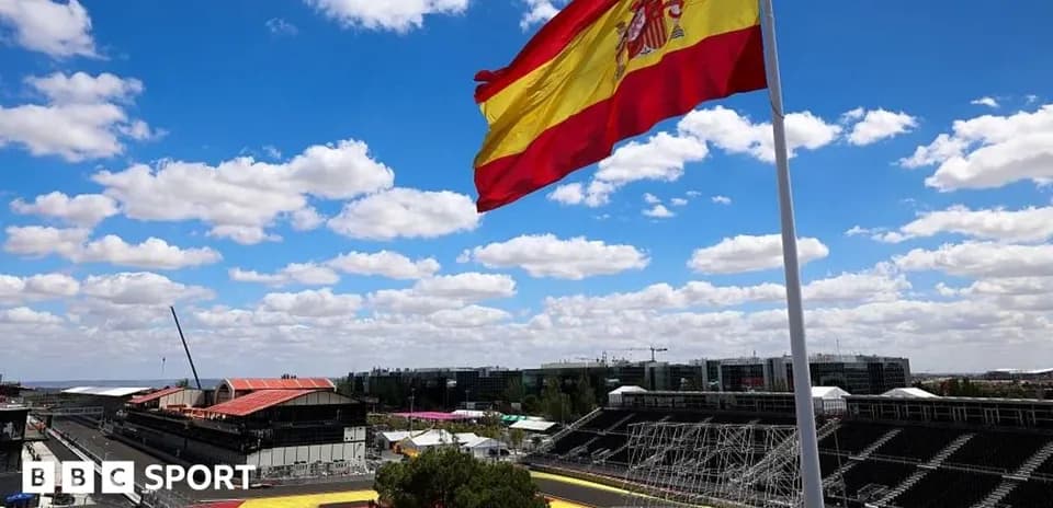 Bandera de España ondeando sobre el circuito de carreras