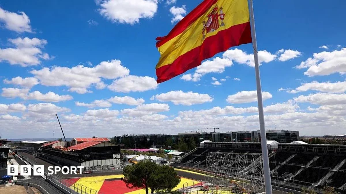 Bandera de España ondeando sobre el circuito de carreras