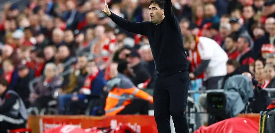 Entrenador dirigiendo desde la línea de banda
