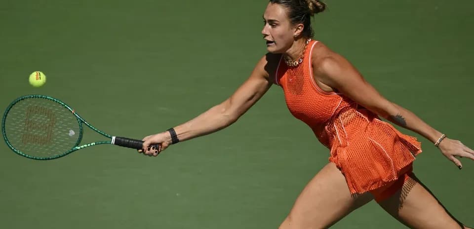 Jugadora de tenis golpeando una pelota en la cancha