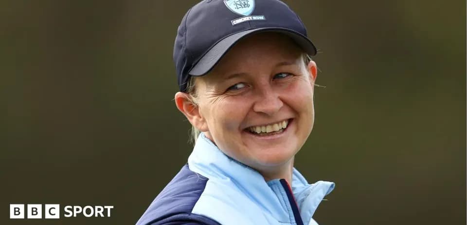 Mujer sonriendo con gorra de cricket NSW