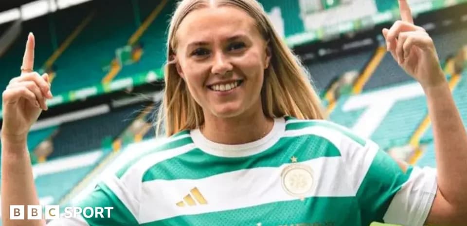 Jugadora de fútbol mostrando la camiseta de Celtic