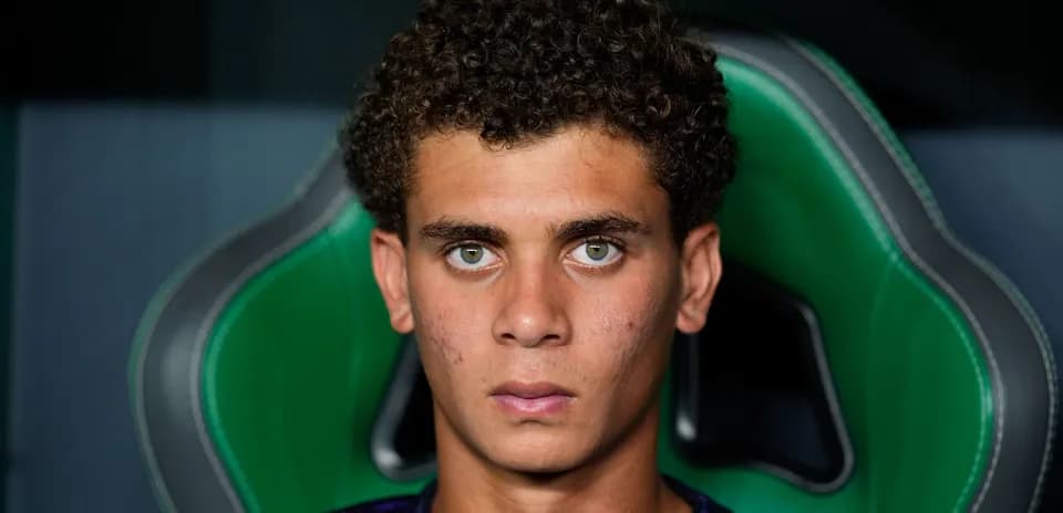 Jugador sentado en silla con fondo oscuro