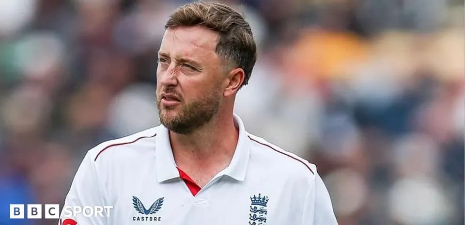 Jugador de cricket de Inglaterra en el campo