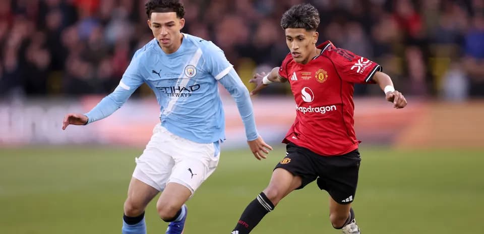 Jugadores de Manchester City y Manchester United compitiendo