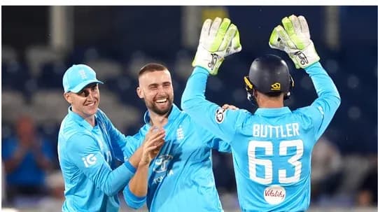 Jugadores de Inglaterra celebrando una wicket en el cricket