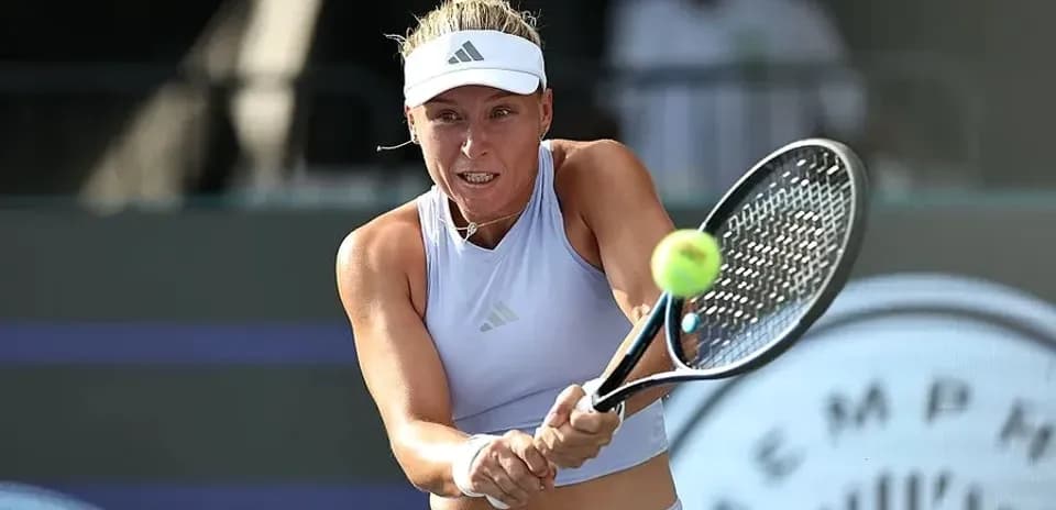 Jugadora golpeando una pelota de tenis en partido