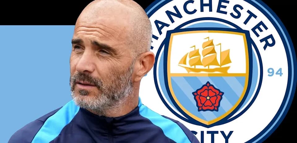 Entrenador frente al escudo de Manchester City