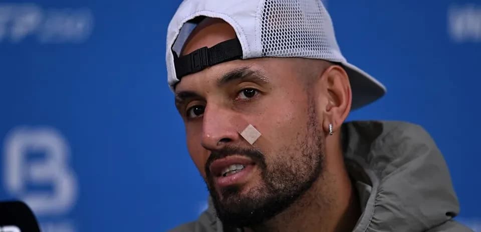 Jugador en rueda de prensa con vendaje en la cara