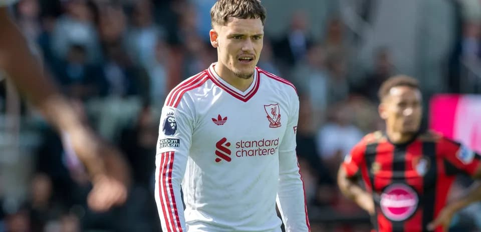 Jugador de Liverpool en el campo durante el partido