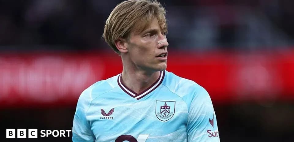Jugador de Burnley con camiseta celeste en el campo