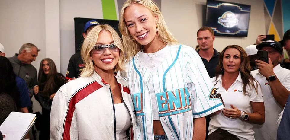 Dos mujeres sonriendo en un evento público