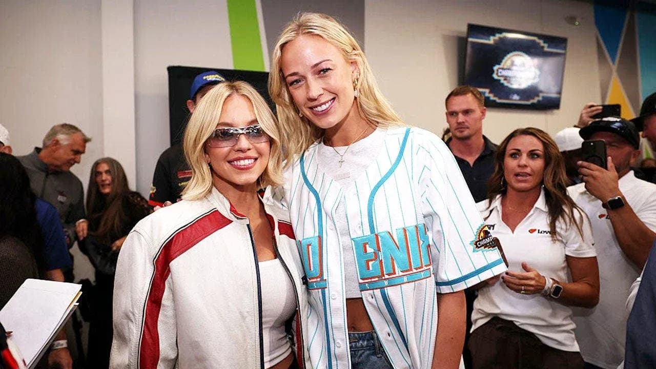Dos mujeres sonriendo en un evento público